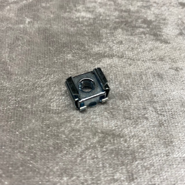 Käfigmutter M5 für Motorgehäuse/Dachbefestigung hinten 2CV