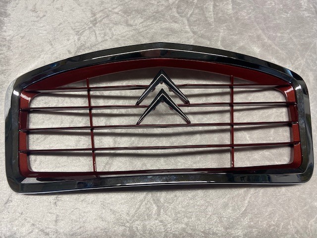 Kühlergrill 2CV mit Chromrand innen lackiert in Wunschfarbe