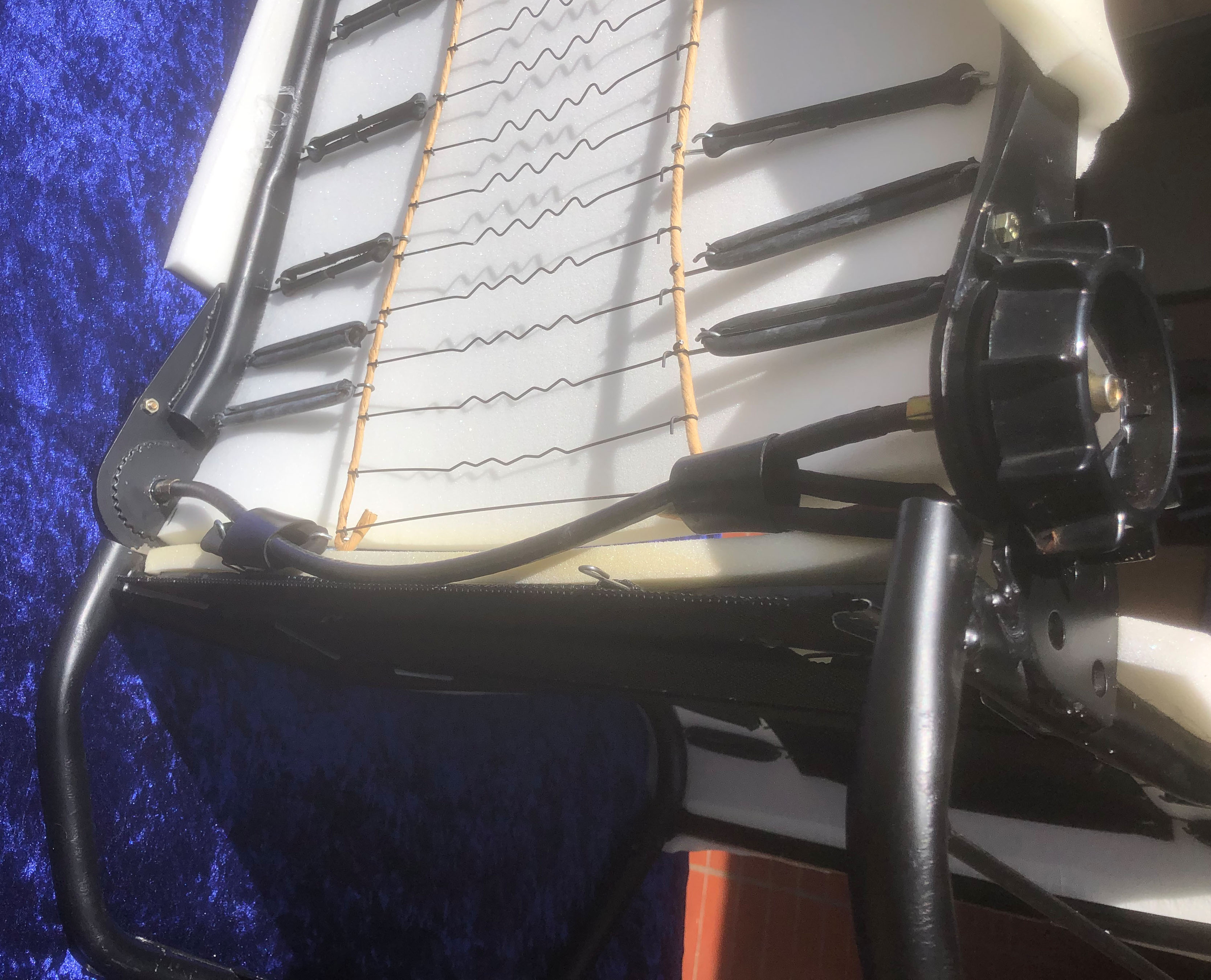 Beifahrersitzgestell mit Rückenlehnenverstellung